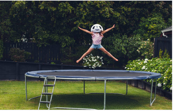 Intégrer une balançoire ou un trampoline dans son jardin